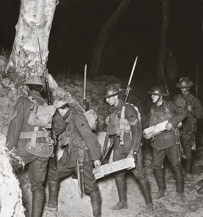 Nos troupes quittant une sape pour une opération nocturne visant à couper les Huns tenant Villers-Bretonneux, 1918 - English Photographer